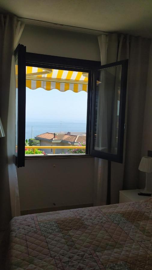 Nero Basalto Azzurro Mare Bed & Breakfast Aci Castello Exterior photo