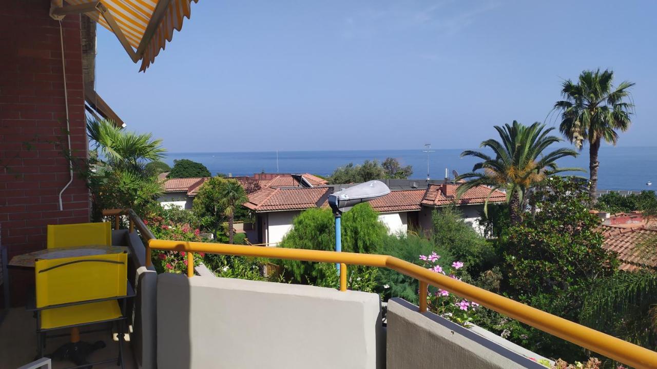 Nero Basalto Azzurro Mare Bed & Breakfast Aci Castello Exterior photo