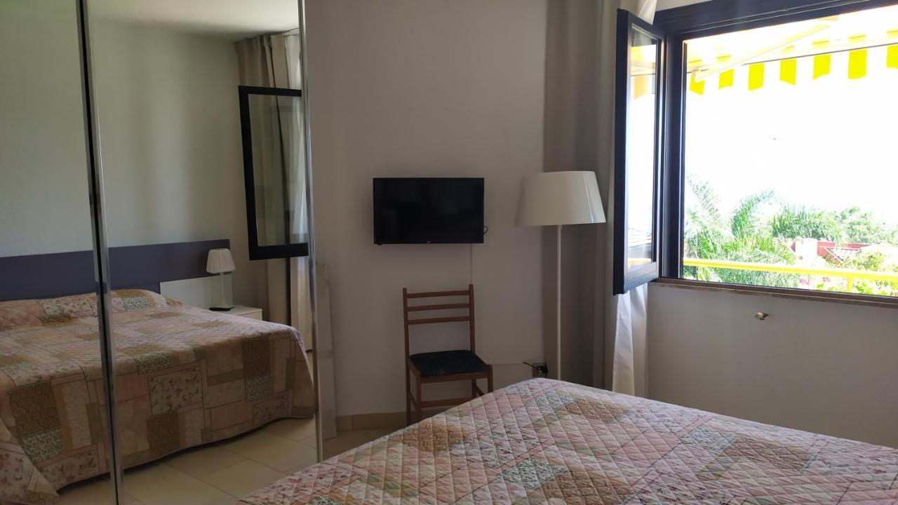 Nero Basalto Azzurro Mare Bed & Breakfast Aci Castello Exterior photo