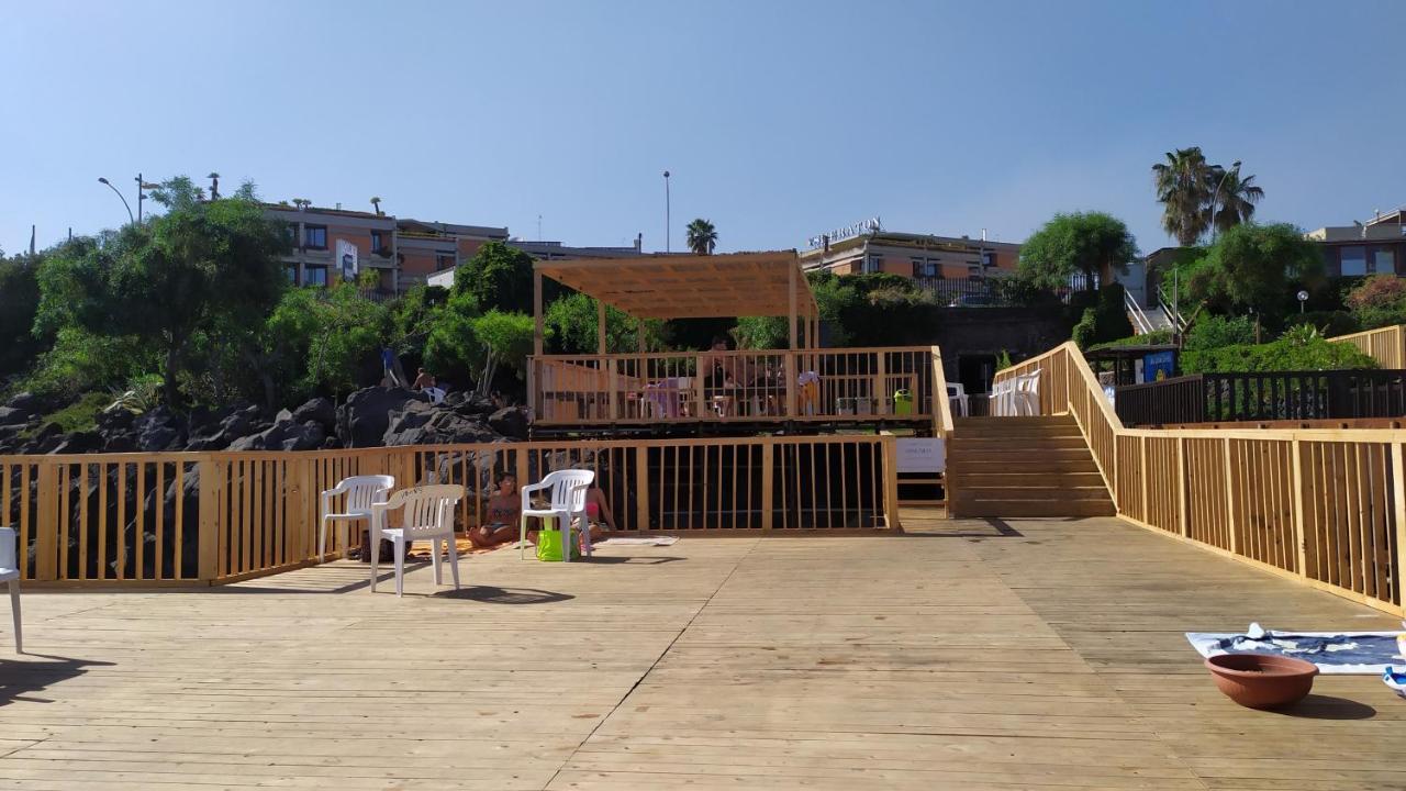 Nero Basalto Azzurro Mare Bed & Breakfast Aci Castello Exterior photo