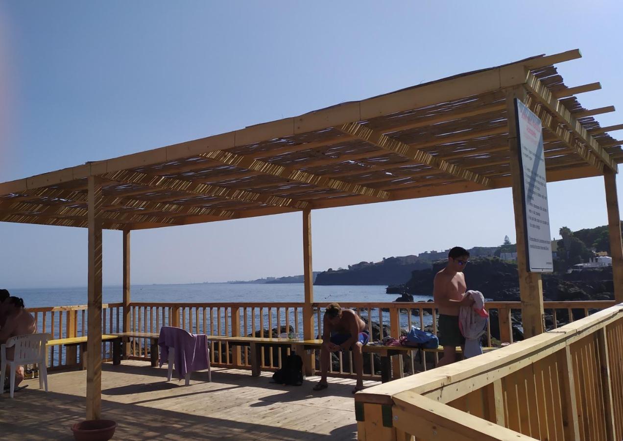 Nero Basalto Azzurro Mare Bed & Breakfast Aci Castello Exterior photo