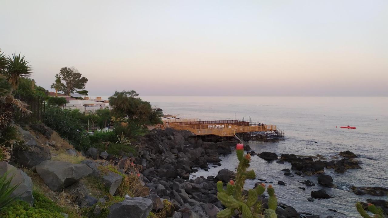 Nero Basalto Azzurro Mare Bed & Breakfast Aci Castello Exterior photo