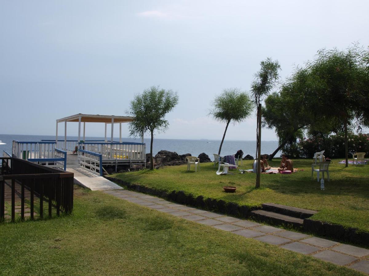 Nero Basalto Azzurro Mare Bed & Breakfast Aci Castello Exterior photo