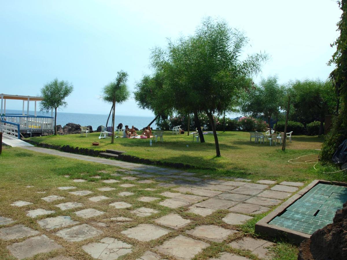 Nero Basalto Azzurro Mare Bed & Breakfast Aci Castello Exterior photo